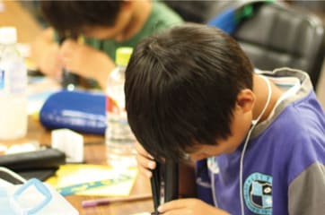 自習室は好きなときに利用することができます。さらに、すぐそばに先生がいて受講科目以外の教科の質問もできます。
