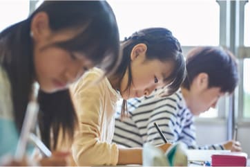 学期ごとに学力テストを行ない、生徒の理解度や学習の成果を確認します。中3生や高校生には、この他に地域の模擬試験などご案内します。
